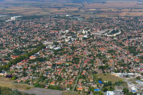 Hajdúnánás látképe légi felvételen: családi házak tömbje, a város szélén szántóföldek