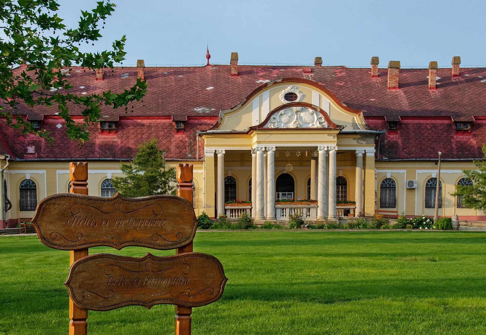 A tiszavasvári Dessewffy-kastély klasszicista, oszlopos homlokzata zöld pázsittal az előtérben